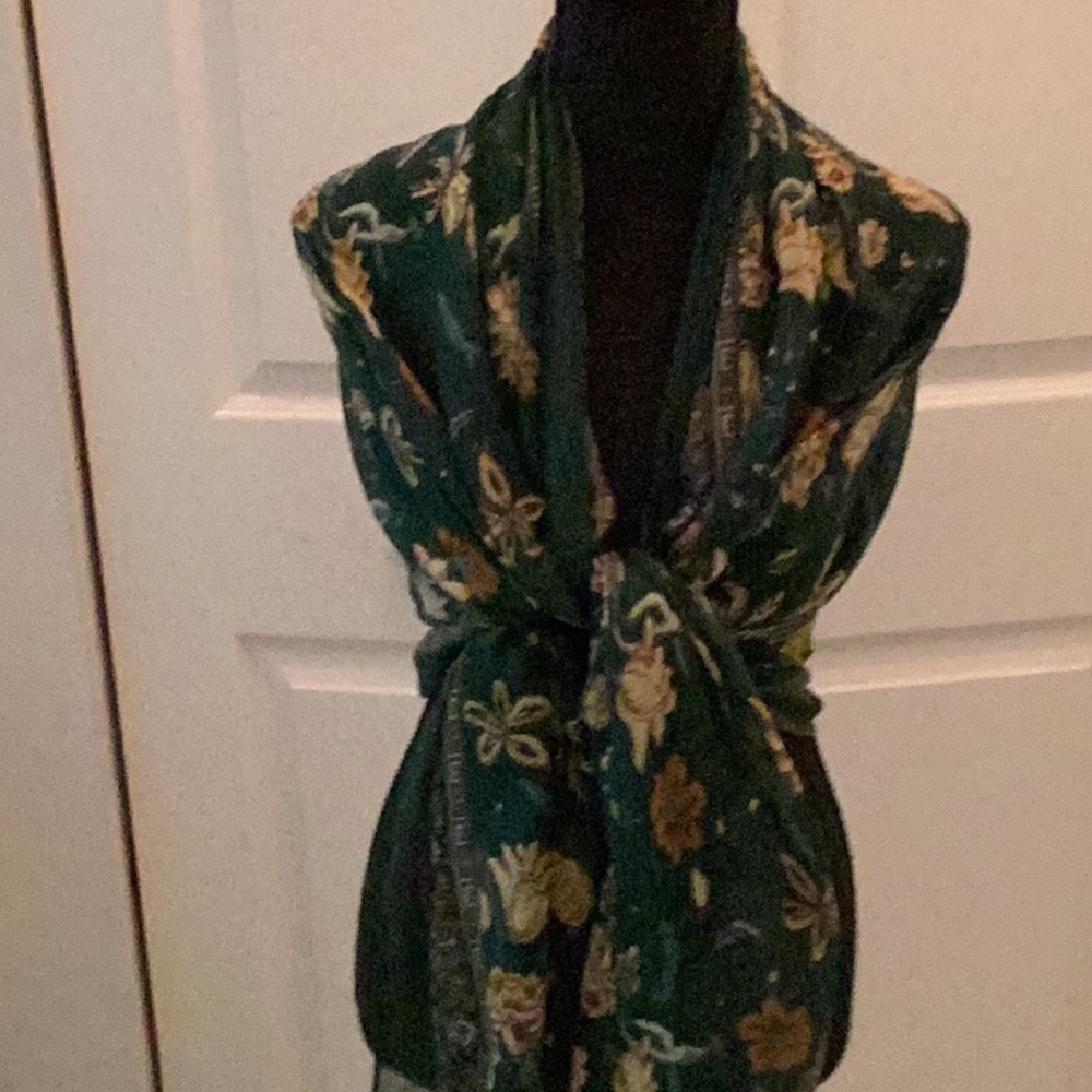🦋NWOT Fun Oversized Scarf “Gerinly”Closet Must Have 🦋
